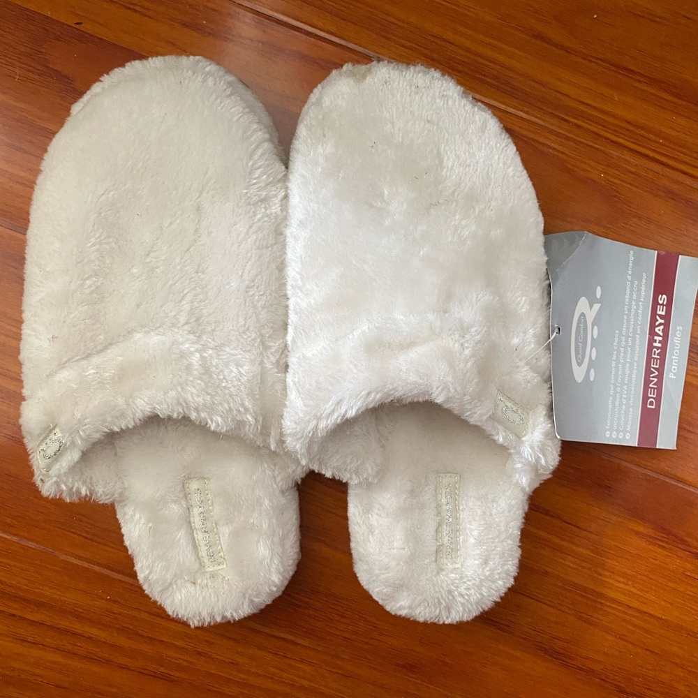 🌿 White Fuzzy Slippers